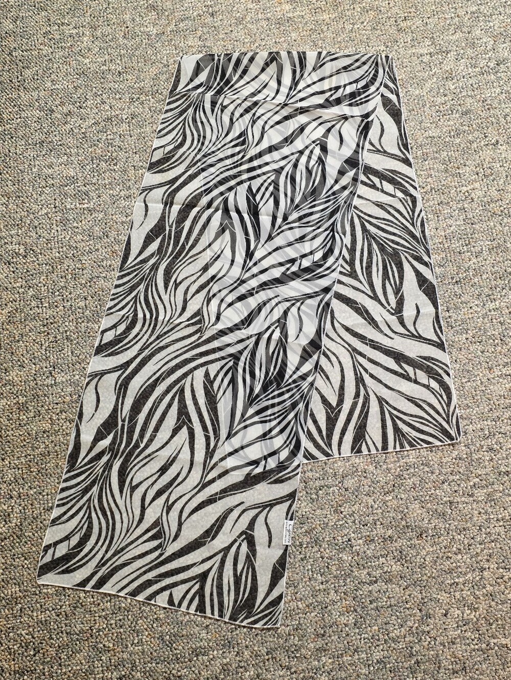 Cejon Accessories Black & White Wavy Leaf Print Oblong Scarf